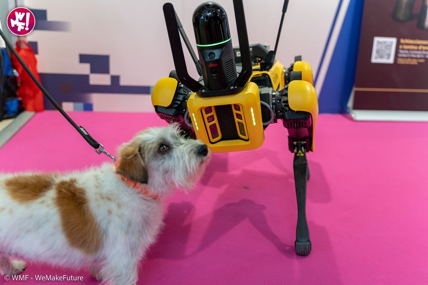 SPOT interagisce con un cane nell'area fieristica del WMF 2022