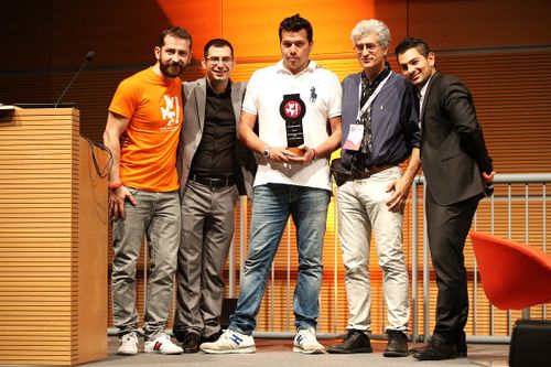 Andrea Zalamena, Presidente dell'Associazione Live Onlus di Monza, ritira il premio di Leonardo Bonucci.