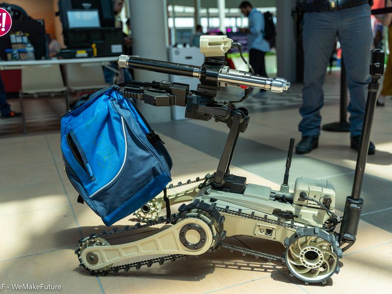 Il robot del nucleo artificieri nell'area fieristica del WMF 2022