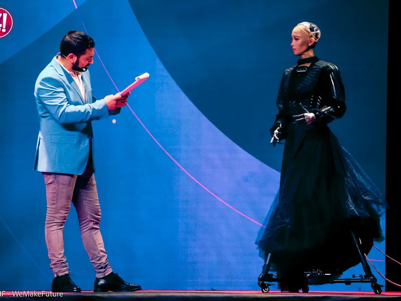 Robot Sophia intervistata da Cosmano Lombardo sul palco Mainstage