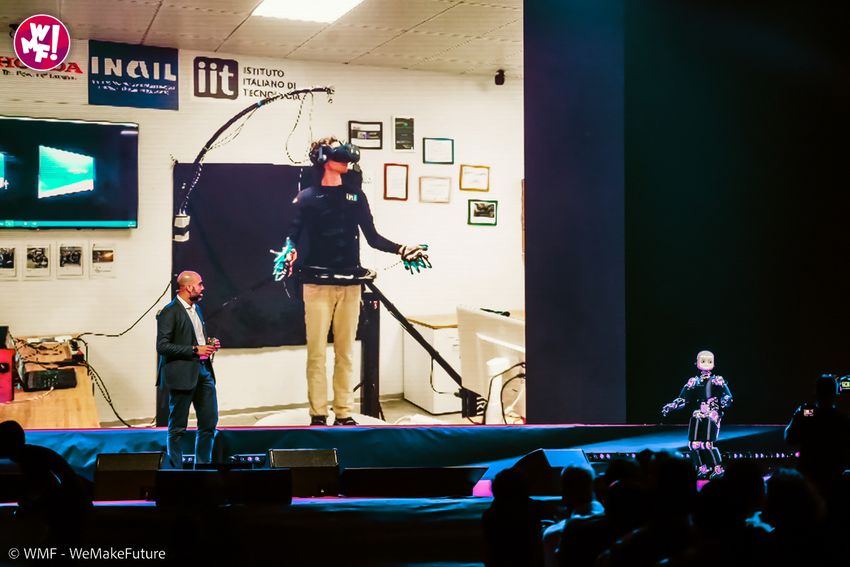 Andrea Pucci e iCub 3 dell'IIT sul palco del Mainstage
