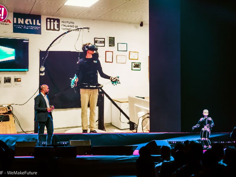 Andrea Pucci e iCub 3 dell'IIT sul palco del Mainstage