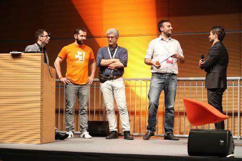 Daniele Puglisi, amico e collaboratore di Vincenzo Salemme, ritira il premio vinto dal grande attore italiano.