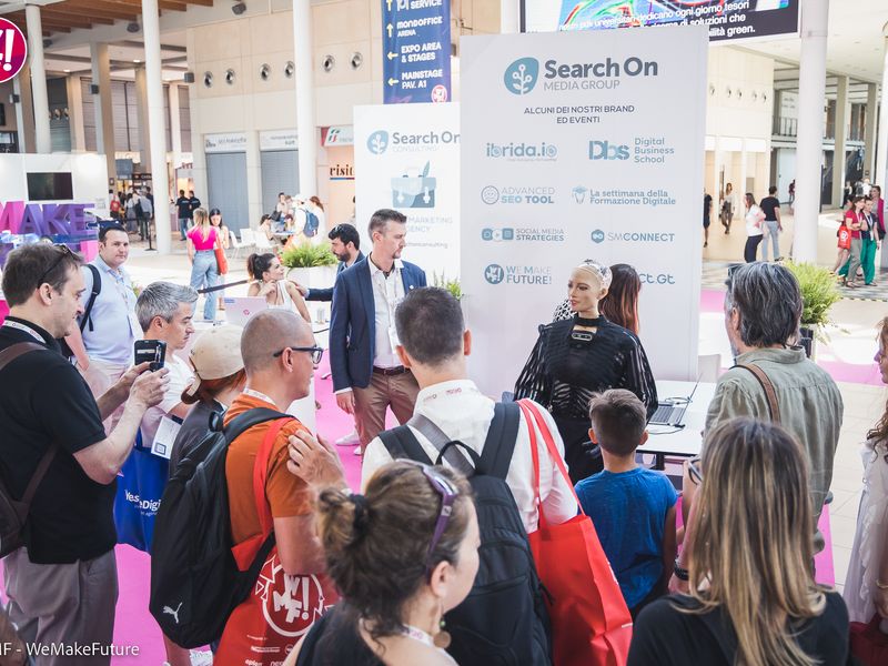 Robot Sophia interagisce con i visitatori nell'area fieristica del WMF 2022