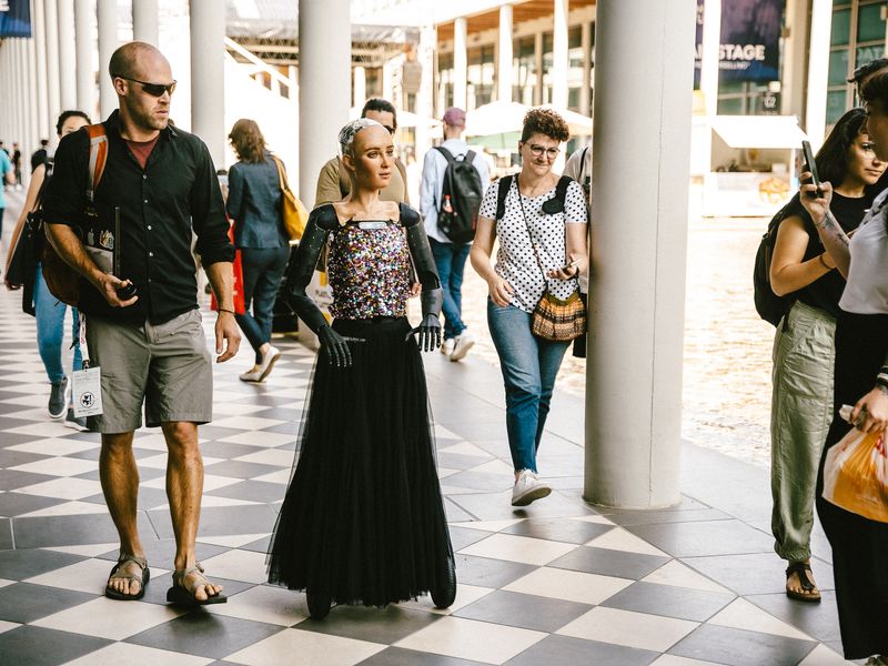 Robot Sophia passeggia nell'Area Fieristica del WMF 2023