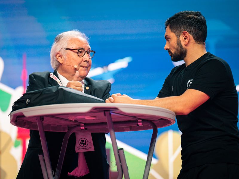 Manuel Castells dialoga con Cosmano Lombardo